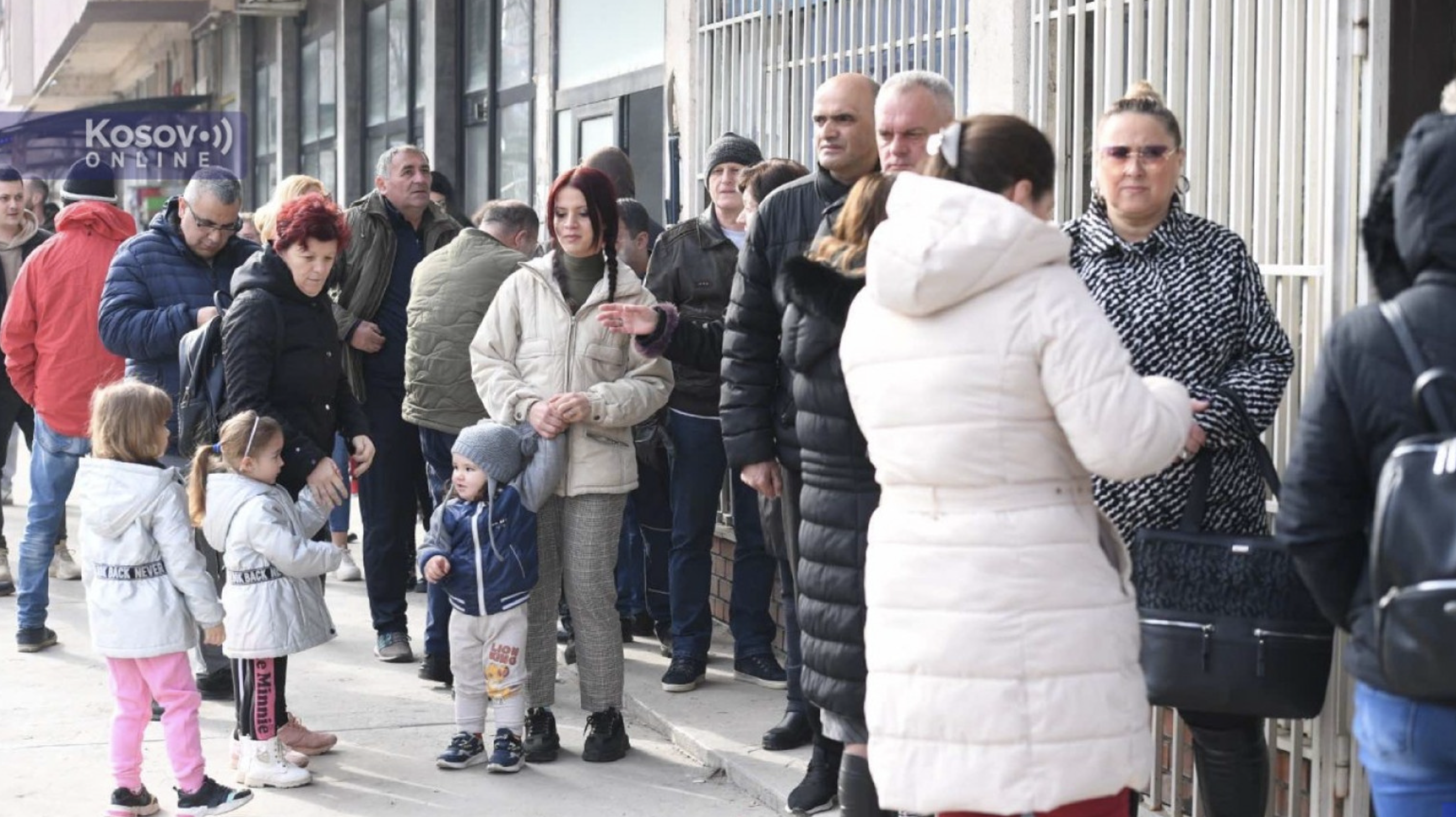 Мајке са децом чекају у редовима у Северној Митровици, нема динара за исплату помоћи